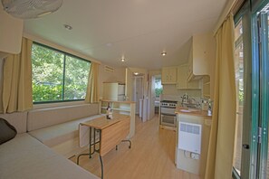 Superior Mobile Home | Private kitchen | Fridge, microwave, stovetop, cookware/dishes/utensils - Parco delle Piscine - Campground (Sarteano)