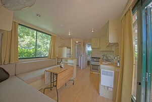 高级活动屋 | 私人厨房 | 冰箱、微波炉、炉灶、厨具/餐具