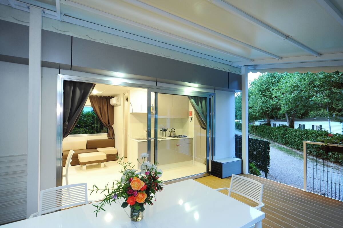 Mobile Home Luxe | Coin séjour | Table de tennis de table