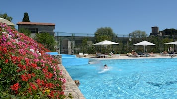 2 piscines extérieures, parasols de plage, chaises longues