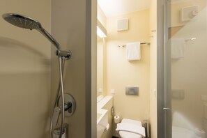 Kamar Double Standar | Kamar mandi | Shower, pengering rambut, lantai berpemanas, dan handuk
