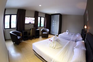 In-room safe, desk, blackout drapes, iron/ironing board - GL Hotel (Kluang)