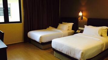 Deluxe Twin Room | In-room safe, desk, blackout drapes, iron/ironing board