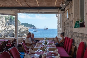 Café da manhã com buffet grátis todos os dias