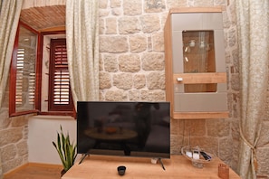 Apartamento | Área de estar | TV LCD 55 cm com canais via satélite, TV