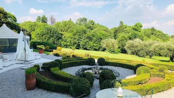 Aperto a colazione, pranzo e cena, cucina locale 