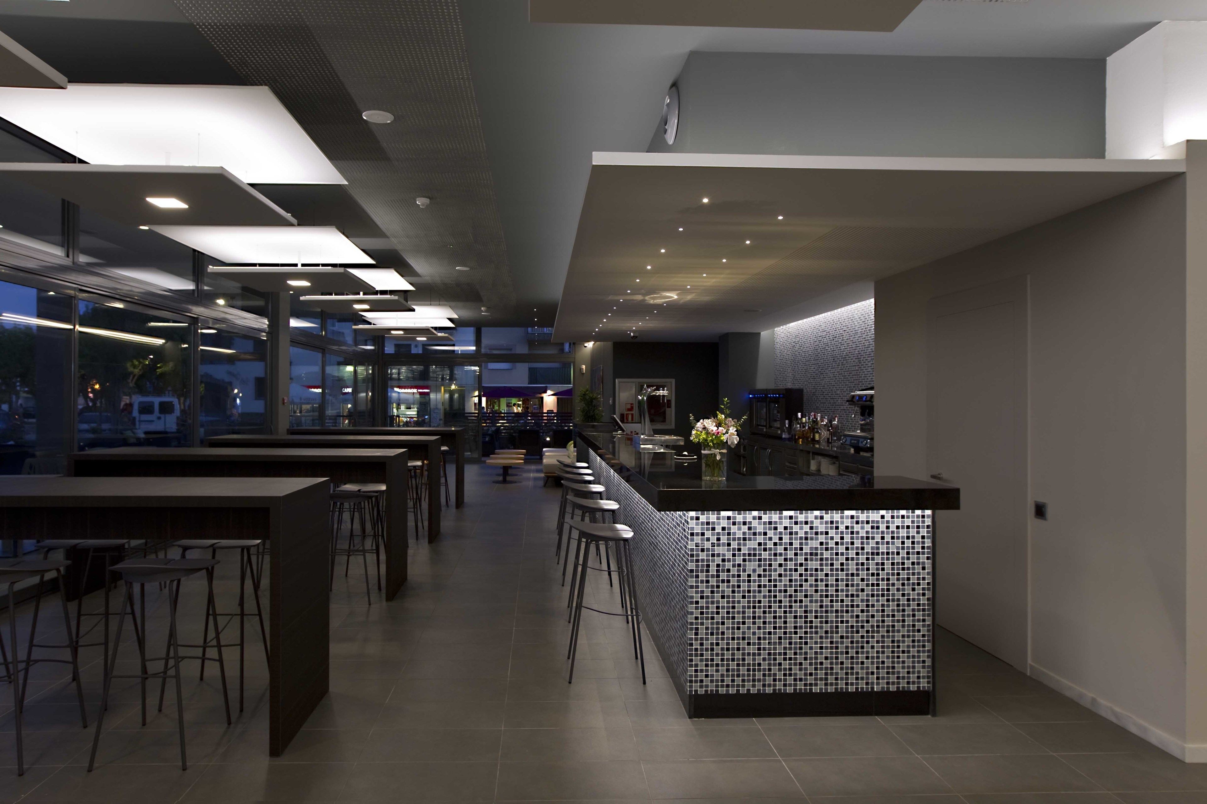 2 bars, bar en bord de piscine