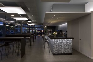 2 bares o lounges, bar junto a la alberca 
