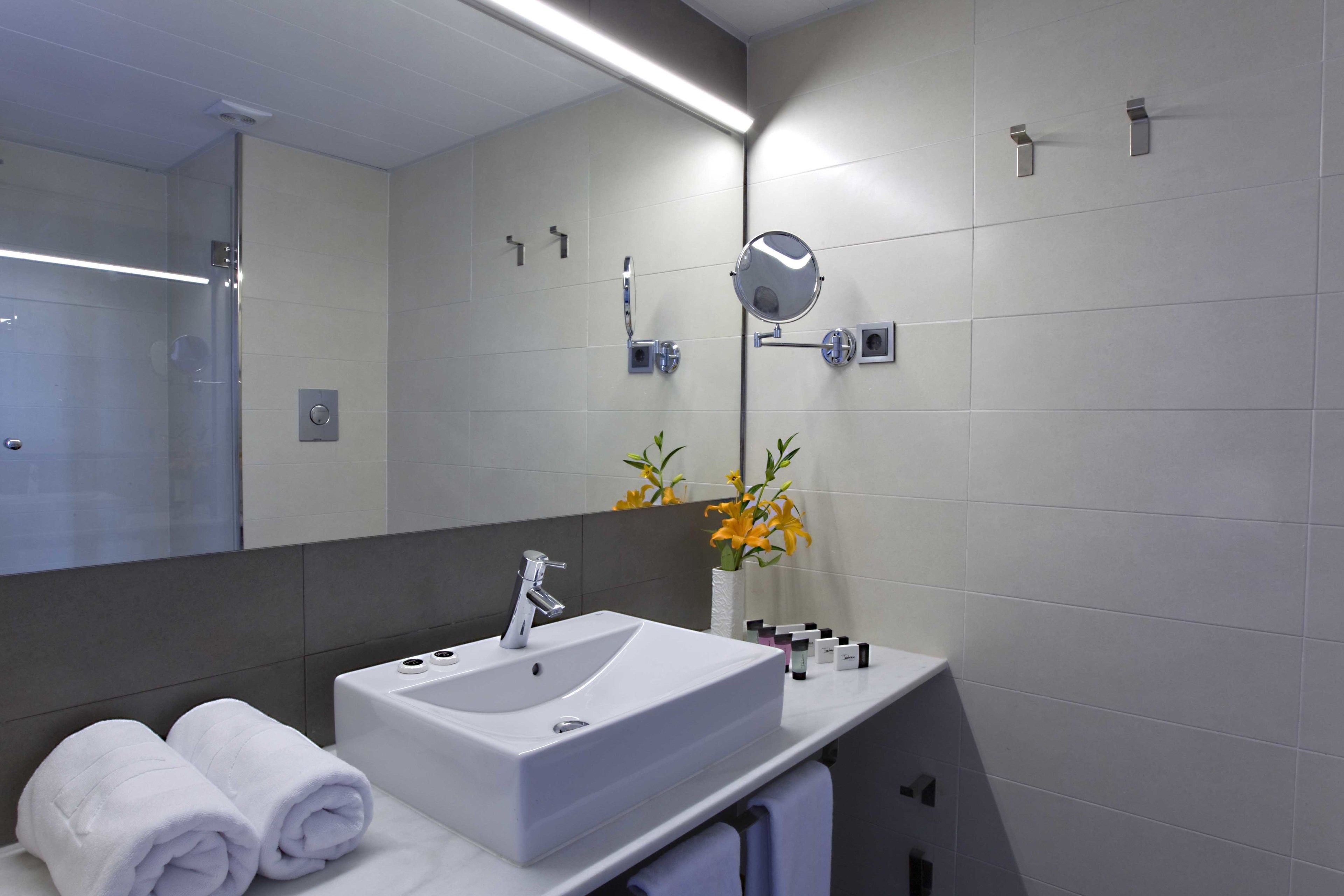 deluxe room, sea view | bathroom | shower, free toiletries, hair dryer, towels