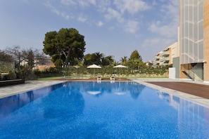 Outdoor pool, pool umbrellas, sun loungers