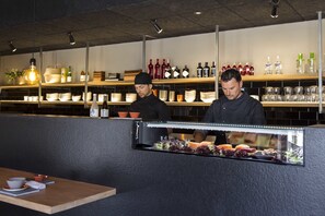 3 restaurants; breakfast, lunch, and dinner served