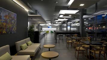 3 restaurantes; se sirve desayuno, almuerzo y cena; cocina mediterránea