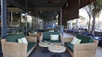 3 restaurantes; se sirve desayuno, almuerzo y cena; cocina mediterránea