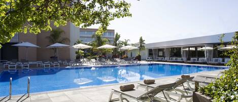 Piscine extérieure, parasols, chaises longues