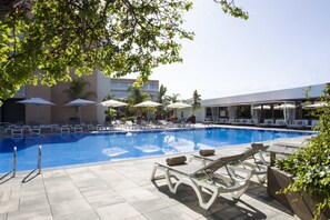 Outdoor pool, pool umbrellas, pool loungers - Altafulla Mar Hotel (Altafulla)
