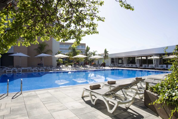 Outdoor pool, pool umbrellas, sun loungers