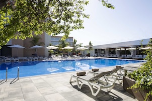 Outdoor pool, pool umbrellas, sun loungers
