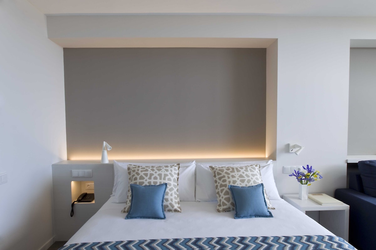 Roupas de cama premium, frigobar, cofres nos quartos, escrivaninha