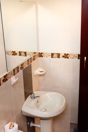 Superior Double Room, 1 Queen Bed | Bathroom | Shower, free toiletries, hair dryer, towels - Hotel Conquistador (Andahuaylas)