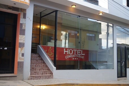 Entrada de la propiedad. Hotel Conquistador