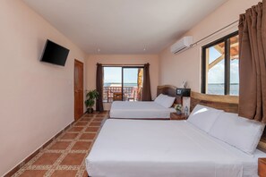 Kamar Basic, 2 Tempat Tidur Double, pemandangan danau | Brankas, Wi-Fi gratis, dan seprai linen