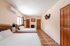 Kamar Basic, 2 Tempat Tidur Double, pemandangan danau | Brankas, Wi-Fi gratis, dan seprai linen