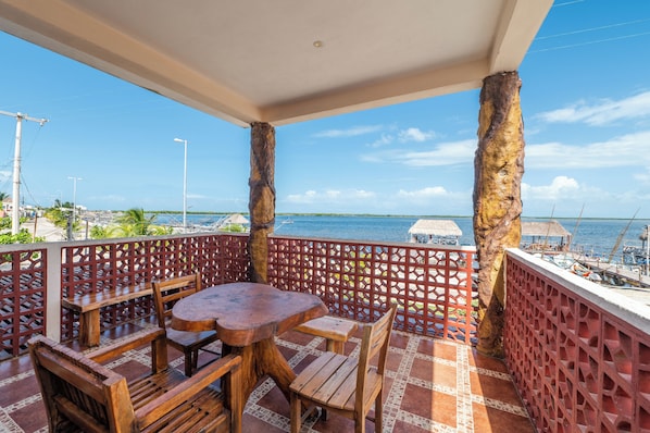 Habitación básica, 2 camas dobles, vistas al lago | Terraza o patio
