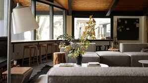 Living area - The Mountaineer Inn at Stowe (Stowe)
