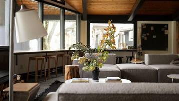 32-吋電視,提供有線頻道