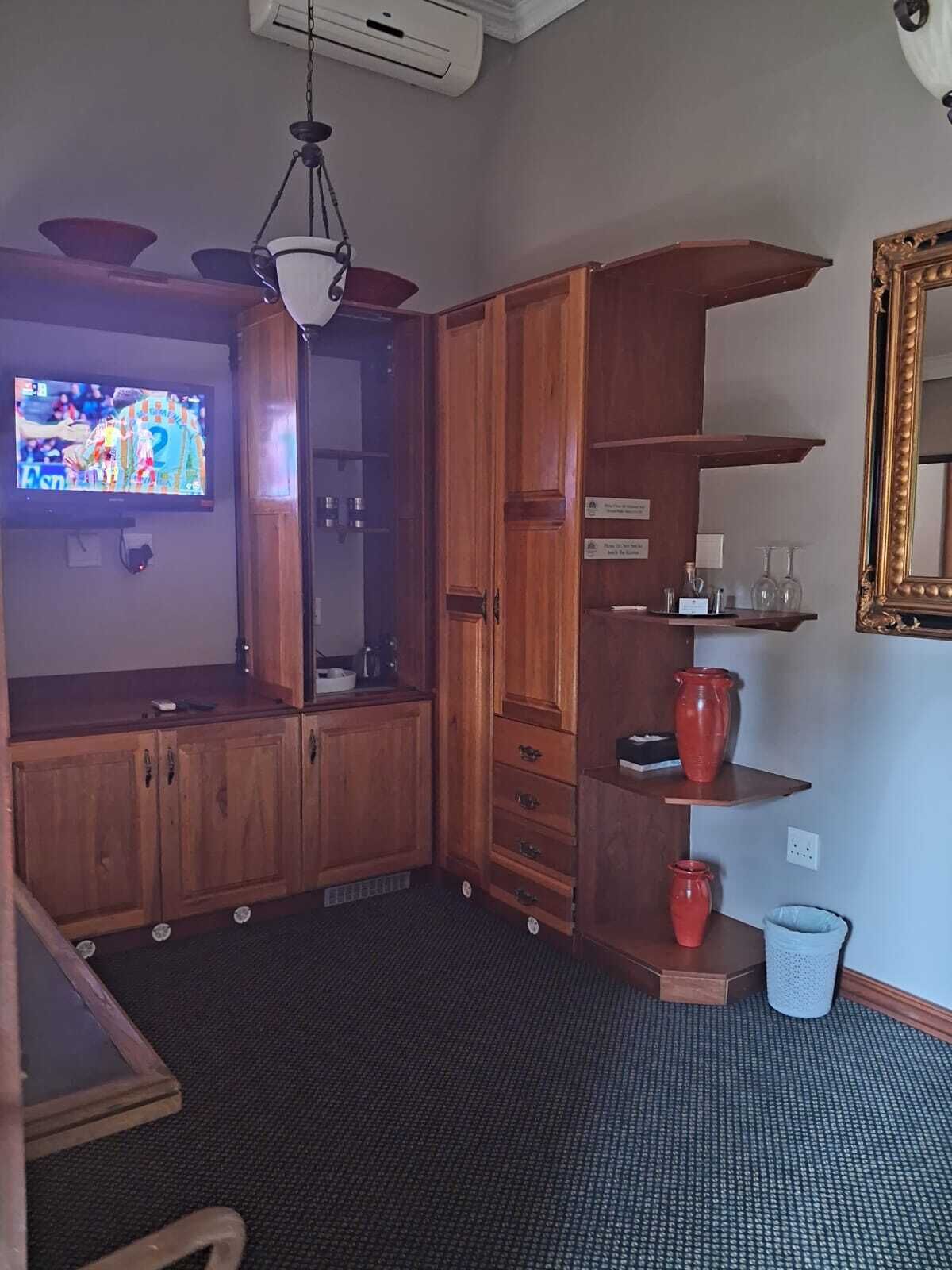 Luxury Room (9) | Living area | 24-inch TV with cable channels