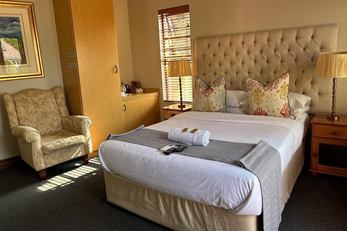 Premium bedding, in-room safe, individually decorated