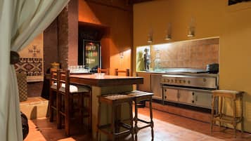 Quầy bar bên hồ bơi