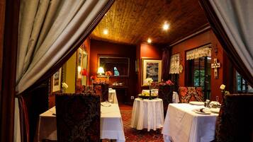 Serveert ontbijt, lunch en diner