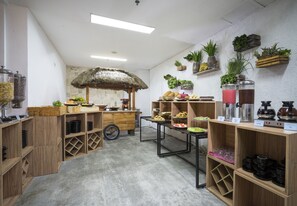 朝食 (ビュッフェ)、毎日提供 (有料)