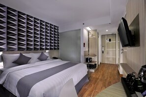 Minibar, in-room safe, desk, laptop workspace - Hotel Liberta Seminyak (Seminyak)