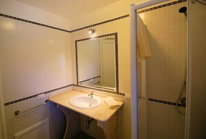Articles de toilette gratuits, sèche-cheveux, bidet, serviettes fournies