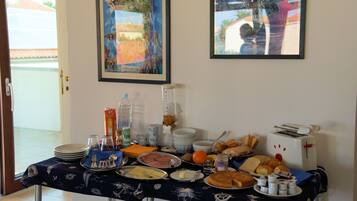 Daily buffet breakfast (EUR 9.00 per person)