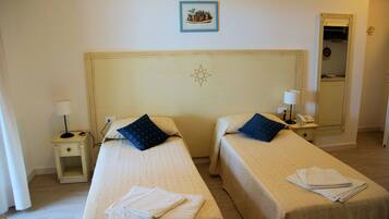 Single Room | Minibar, in-room safe, desk, iron/ironing board