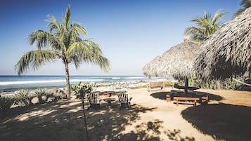 位於海灘上、海灘浴巾、海灘按摩、衝浪
