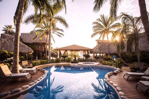 Outdoor pool, pool umbrellas, sun loungers - Present Moment Retreat (Troncones)