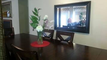 Lake View Owners Retreat | In-room dining