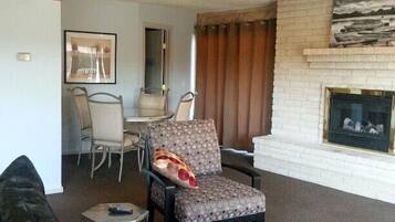 Observatory Overlook Suite | Living area | TV
