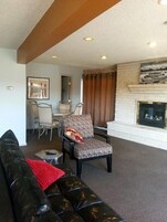 Observatory Overlook Suite | Living area | TV