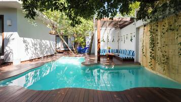 Piscine extérieure, chaises longues