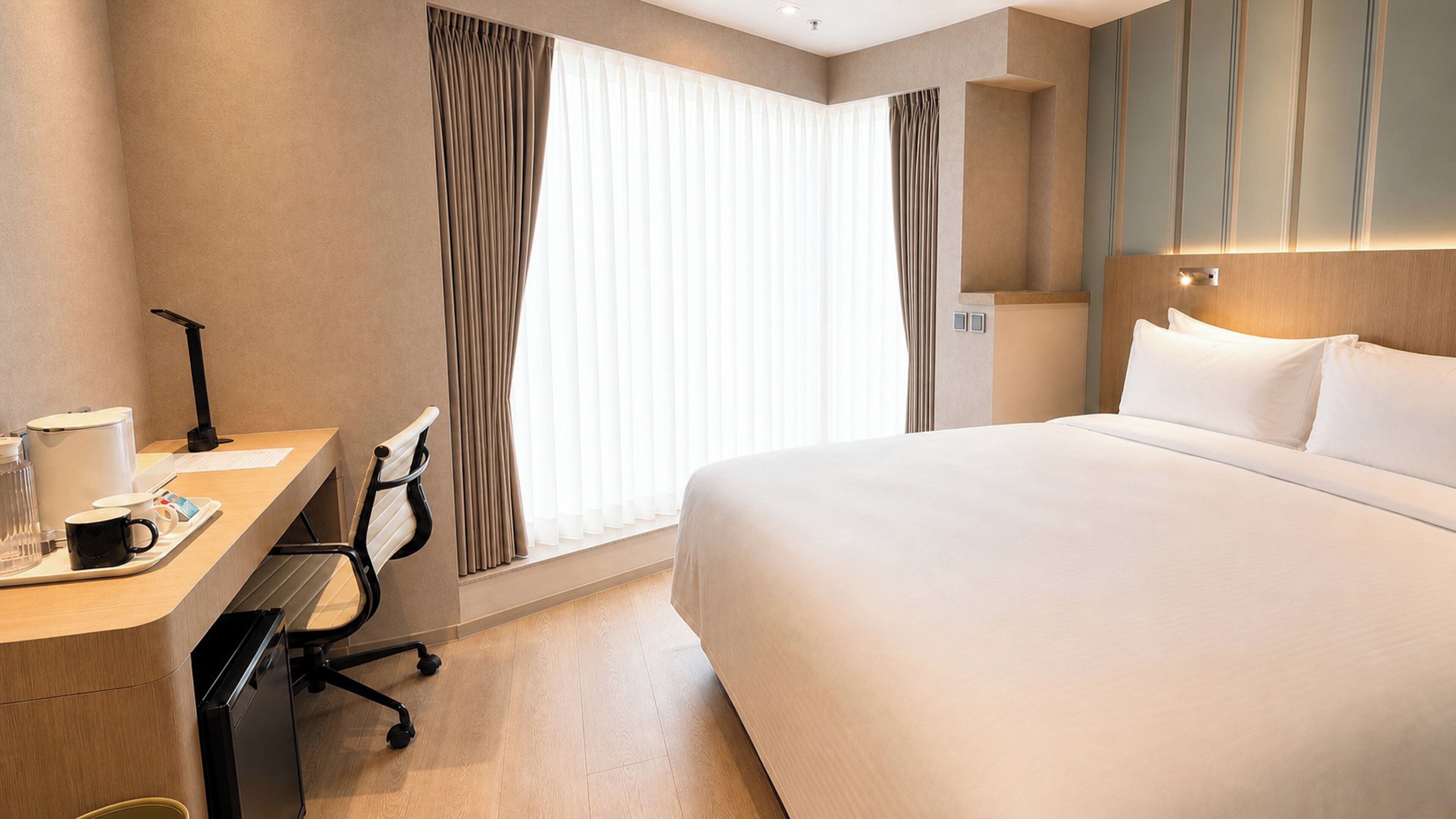 Standard Room, 1 Queen Bed, Accessible | Premium bedding, in-room safe, desk, laptop workspace