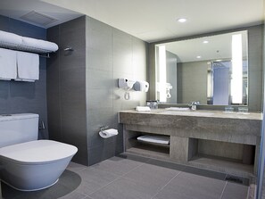 Shower, hydromassage showerhead, free toiletries, hair dryer - Holiday Inn Express Hong Kong Mongkok by IHG (Kowloon)