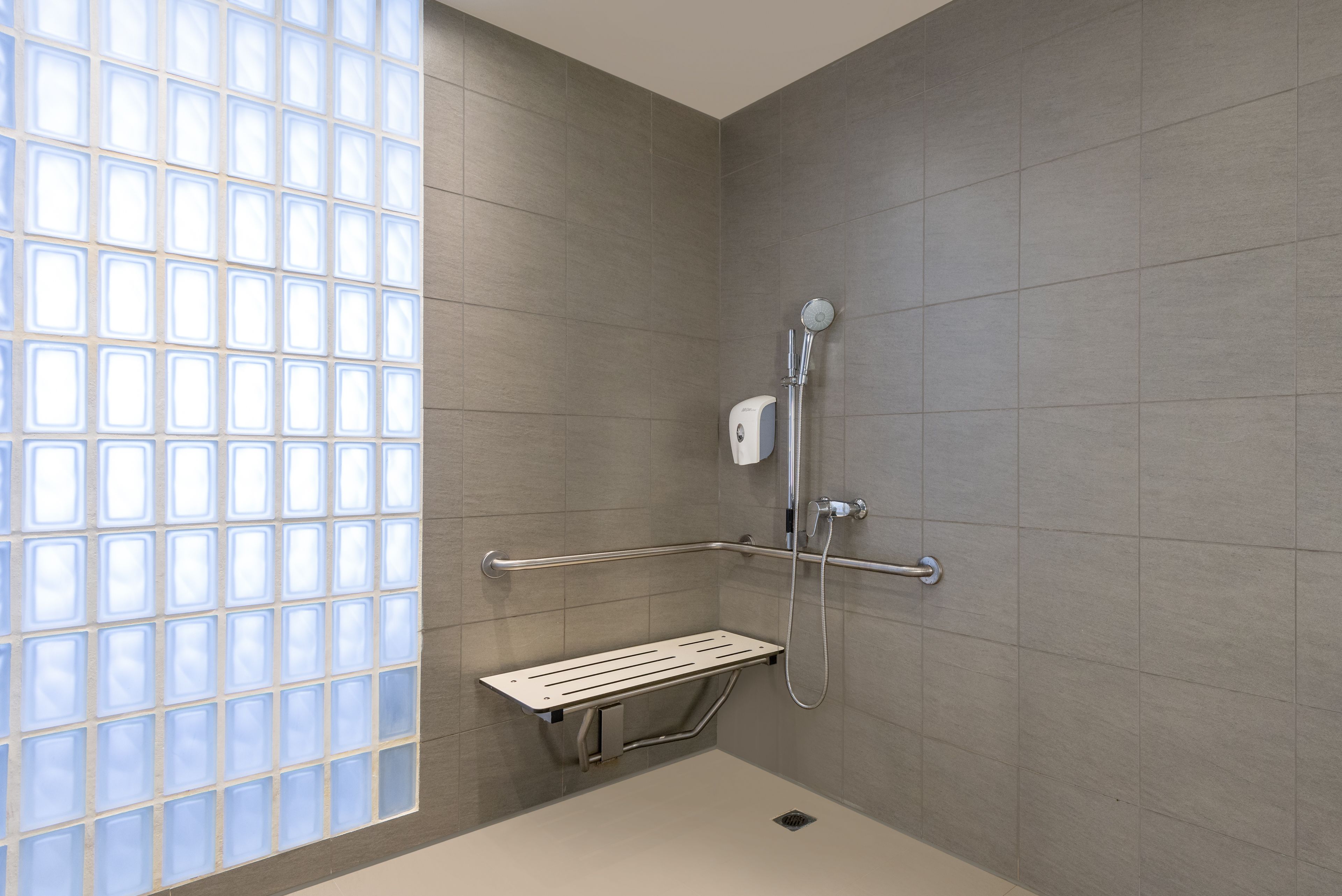 Standard Room, 1 Queen Bed, Accessible | Bathroom