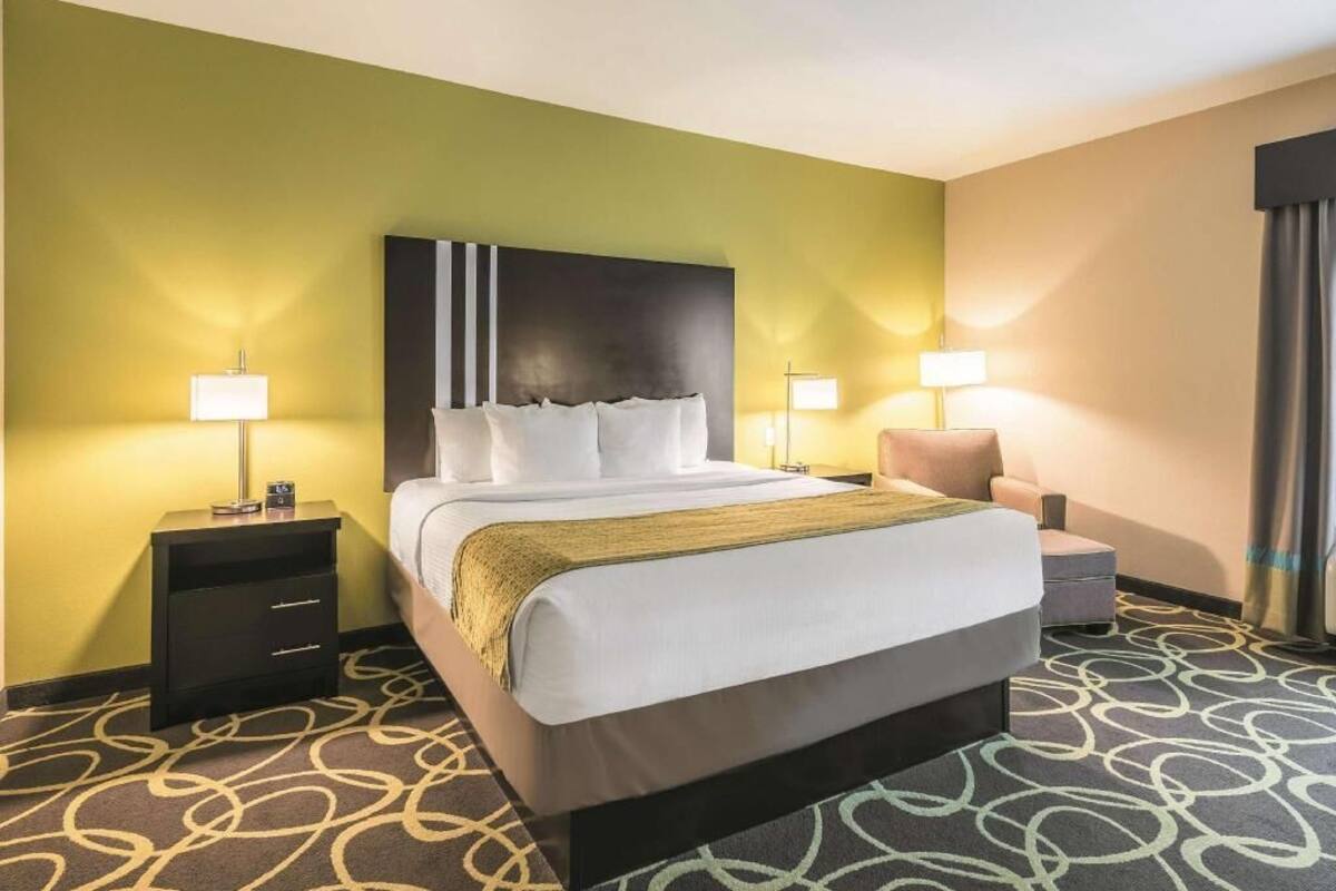 Premium bedding, desk, blackout drapes, soundproofing