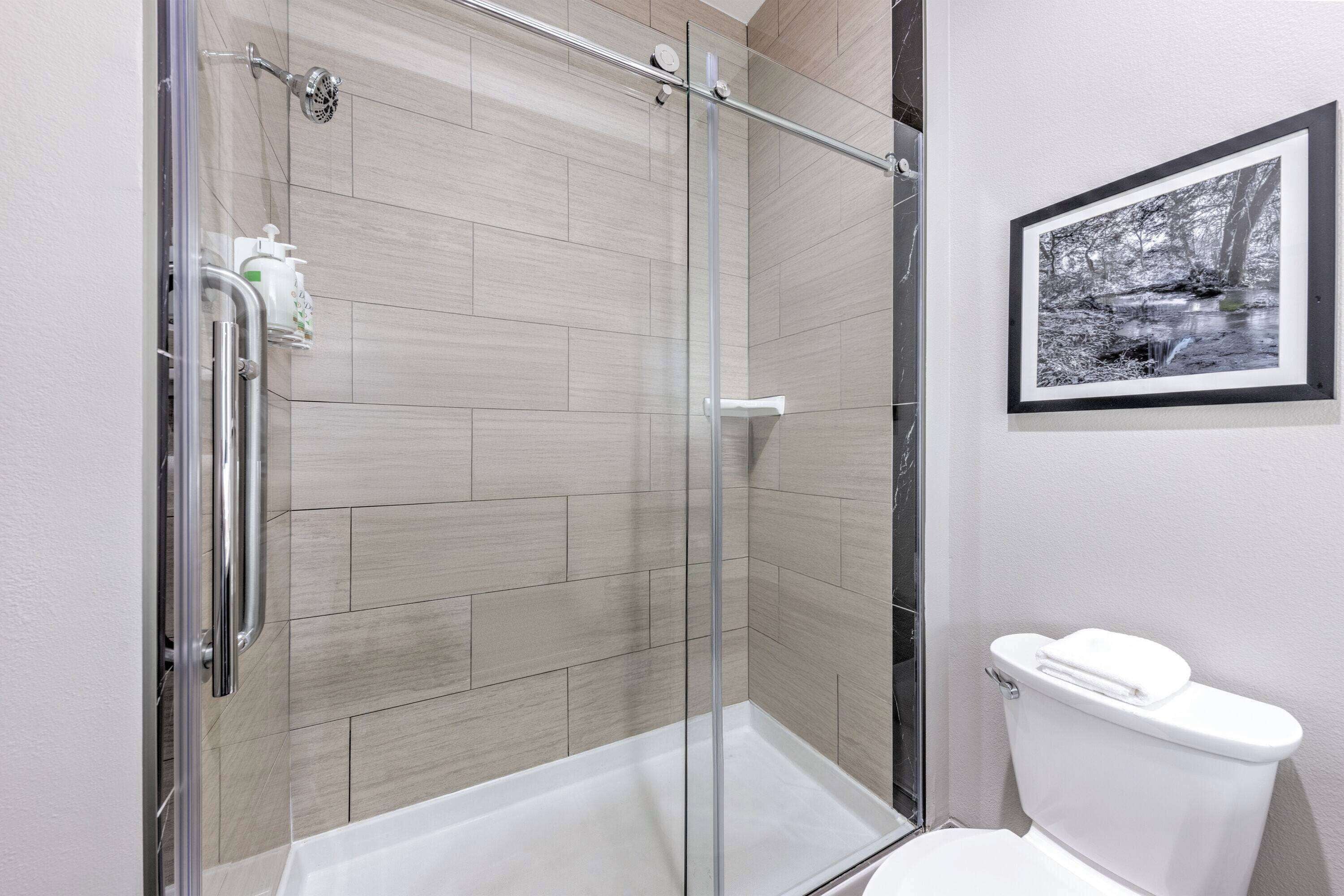 executive studio suite, 1 king bed, non smoking | bathroom | combined shower/bathtub, free toiletries, hair dryer, towels