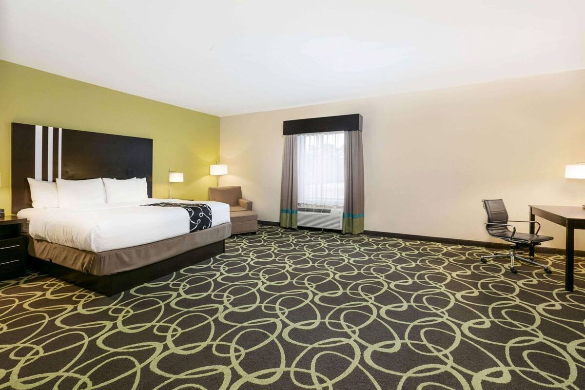 Premium bedding, desk, blackout drapes, soundproofing